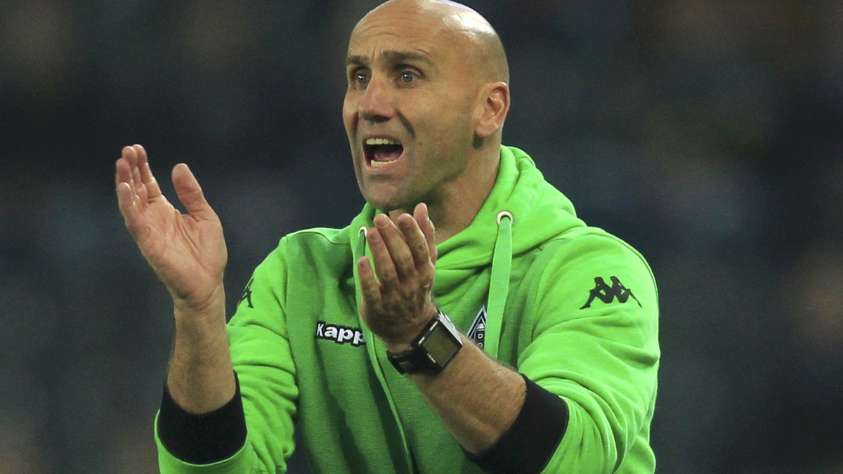 Borussia Moenchengladbach's interim coach Andre Schubert gestures during the Bundesliga first division soccer match against FC Augsburg in Moenchengladbach, Germany September 23, 2015. REUTERS/In ...