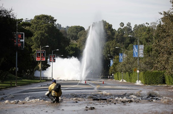 Erst nach mehr als drei Stunden gelang es den Arbeitern, die Wasserfontäne auf dem Sunset Boulevard zu stoppen. &nbsp;