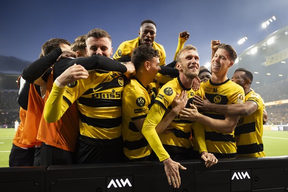 Fabian Lustenberger (YB), Mitte, jubelt nach seinem Tor zum 1-0 mit seinen Teamkollegen im Super League Spiel zwischen dem BSC Young Boys und dem FC Winterthur, am Samstag, 25. Mai 2024 im Stadion Wan ...