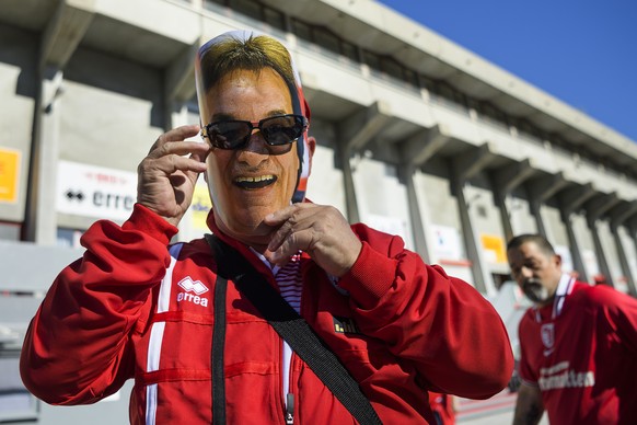 Un personne porte un masque en carton avec le portrait du president du FC Sion Christian Constantin, lors de la rencontre de football de Super League entre le FC Sion et le FC St. Gallen ce dimanche 15 octobre 2017 au stade de Tourbillon a Sion. (KEYSTONE/Jean-Christophe Bott)