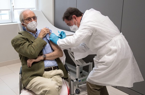 epaselect epa09006728 Italian architect Renzo Piano (L) receives a dose of the Pfizer-BioNTech vaccine against the coronavirus disease (COVID-19) in Genoa, northern Italy, 12 February 2021. Renzo Pian ...