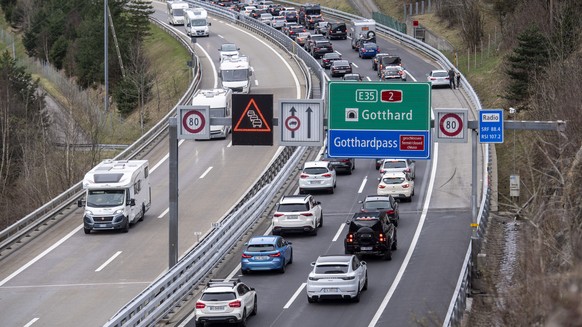 Der Reiseverkehr staut sich bei der Autobahneinfahrt Wassen in Richtung Sueden vor dem Gotthard- Tunnel zwischen Gueschenen und Amsteg auf mehrere Kilometer, am Freitag, 7. April 2023 in Wassen. Die K ...