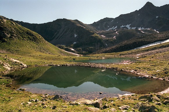 Wenn die Seen im Flachland keine Abkühlung mehr bieten, hilft nur der Gang in die Alpen. Der Lais da Macun (Macun-Seenplatte) in Graubünden auf 2616 Metern über Meer verspricht eine angenehme Erfrischung – auch bei über 30 Grad. 