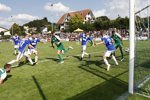 St. Gallens Cedric Itten, Mitte, erzielt sein viertes Tor per Hacke zum 0-5 gegen die Abwehrspieler von Ueberstorf, im Schweizer Cup Spiel zwischen dem FC Ueberstorf und dem FC St. Gallen, am Sonntag, ...