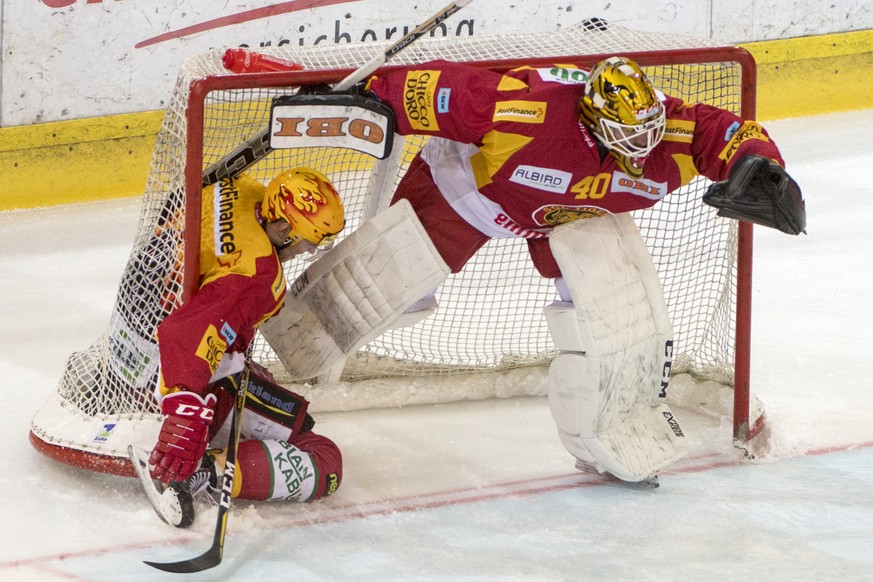 Tigers Eero Elo, links, und Goalie Damiano Ciaccio waehrend dem Meisterschaftsspiel der National League, zwischen den SCL Tigers und dem EHC Kloten, am Samstag 3. Maerz 2018 in der Ilfishalle in Langn ...