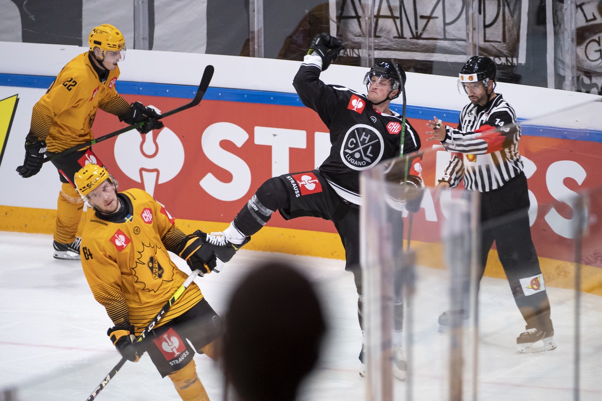Lugano's player Daniel Carr celebrates the 4-1 goal during the Champions League 2021/22 game between HC Lugano and Skelleftea AIK at the ice stadium Corner Arena in Lugano, Switzerland, on Friday ...