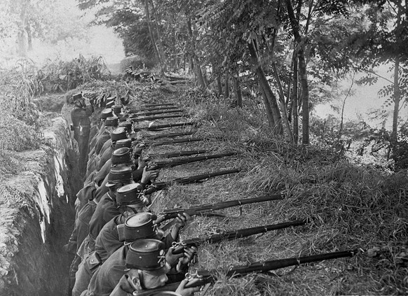 Soldaten bei einer Schiessübung in Kleinhüningen bei Basel.