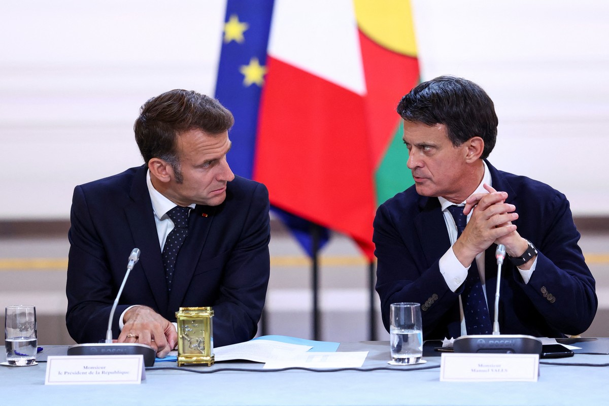 epa12234365 French President Emmanuel Macron (L) and French Minister for Overseas Territories Manuel Valls attend a meeting with New Caledonia's elected officials and state representatives at the ...