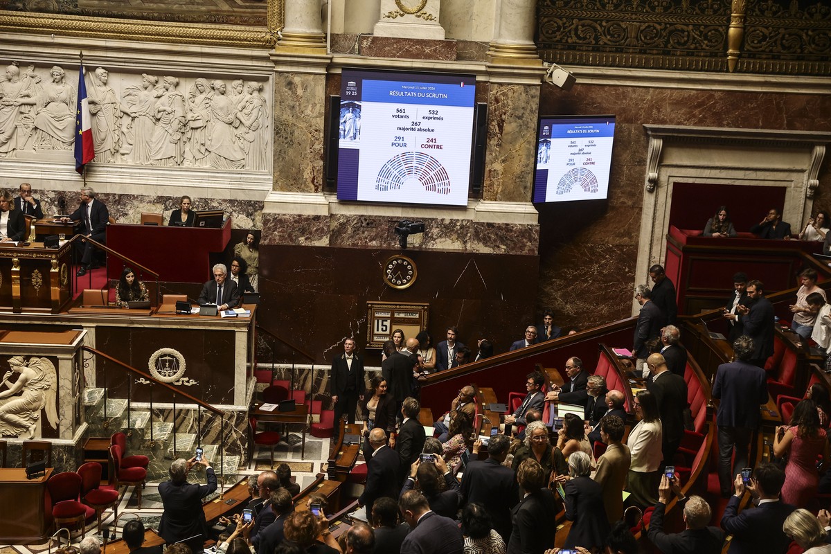 epa13113416 Screens display the results of the vote, 291 in favor and 241 against, on a bill on the right to assisted dying at the National Assembly in Paris, France, 15 July 2026. EPA/TERESA SUAREZ