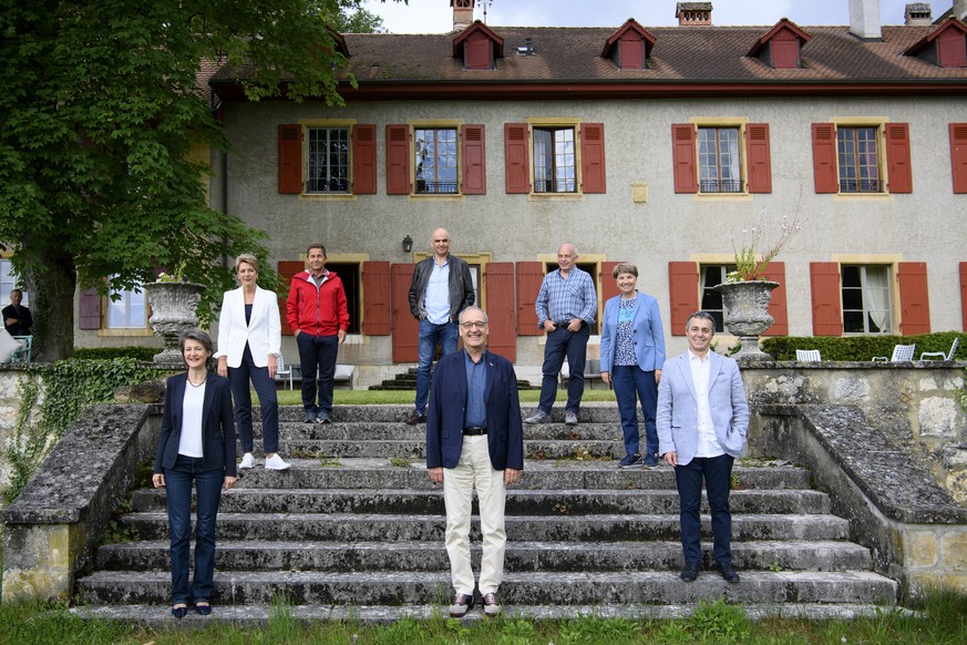 Les conseillers federaux, de gauche a droite, Simonetta Sommaruga, Karin Keller-Sutter, Alain Berset, le president de la Confederation Guy Parmelin, Ueli Maurer, Viola Amherd et Ignazio Cassis, posent ...