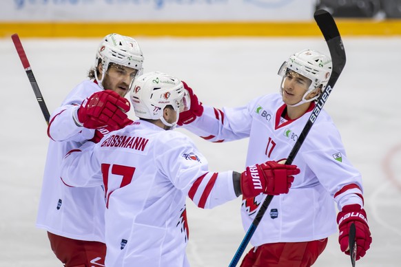 le defenseur lausannois Aurelien Marti, gauche, le defenseur lausannois Robin Grossmann, centre, l&#039;attaquant lausannois Ken Jaeger, droite, laissent eclater leur joie, lors du match du championna ...