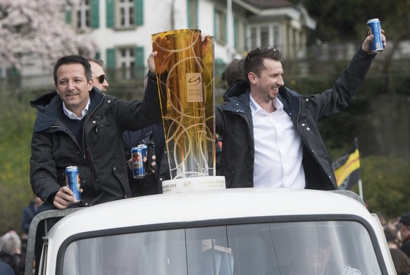 Meistertrainer Lars Leuenberger (links) mit dem Pokal und mit dem Bier.