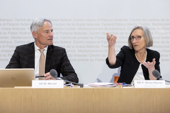 Matthias Michel, Staenderat FDP-ZG, Praesident GPK-S, links, und Prisca Birrer-Heimo, SP-LU, Praesidentin GPK-N, waehrend einer Medienkonferenz der Geschaeftspruefungskommissionen von National- und St ...