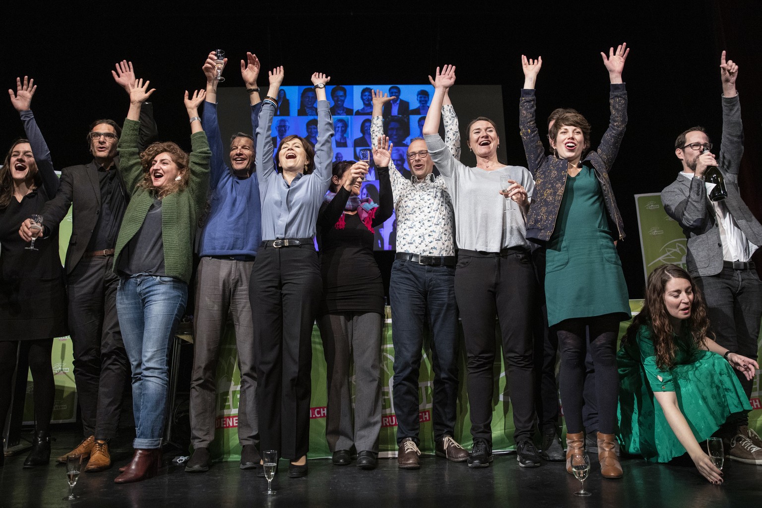 Regula Rytz, Parteipraesidentin Gruene, Mitte, und die Mitglieder der Bundeshausfraktion der Gruenen machen eine Welle, bei der Delegiertenversammlung der Gruenen, am Samstag, 2. November 2019 in Bern ...