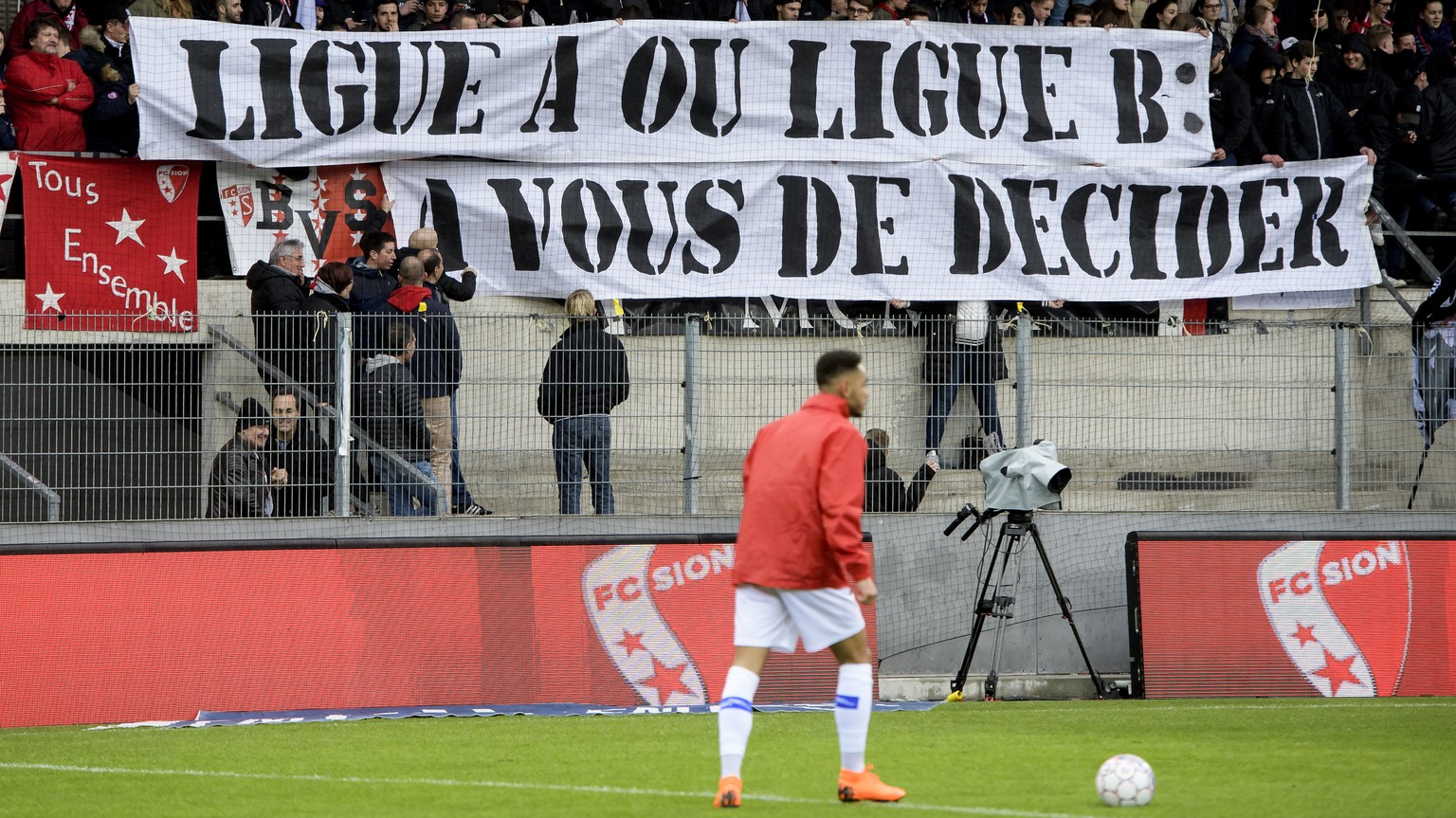 Une banderole est visible dans la tribune des valaisans avant le debut du match, lors de la rencontre de football de Super League entre le FC Sion et le FC Thun ce dimanche 11 mars 2018 au stade de To ...