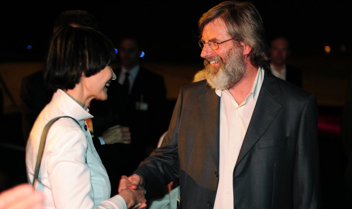 Max Goeldi, rechts, posiert nach seiner Ankunft auf dem Flughafen Zuerich Kloten mit Bundesraetin Micheline Calmy-Rey, am Montag, 14. Juni 2010. Die Odyssee von Max Goeldi in Libyen ist zu Ende: Goeld ...