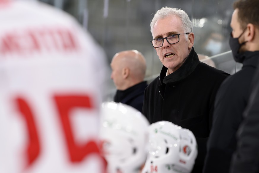 Lausannes Cheftrainer Craig MacTavish spricht mit seinem Spieler, beim Eishockey Meisterschaftsspiel der National League zwischen dem EHC Biel und den Lausanne HC, am Dienstag, 16. Februar 2021, in de ...