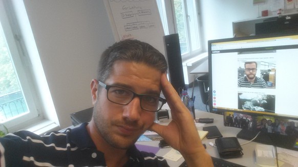Hey, du Perversling! H枚r auf, ihr ins Handy zu starren ... Ah, was? Der PICDUMP ist da? Okay, weiterschauen!聽
Da hab ich mir f眉r heute ja genau das richtige Shirt ausgew盲hlt... :D