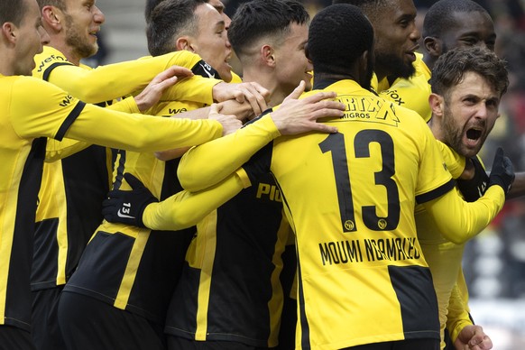 YBs Miralem Sulejmani, rechts, jubelt mit seinen Teamkollegen nach seinem Tor zum 3-2 im Super League Spiel zwischen dem BSC Young Boys Bern und dem FC Sion, am Sonntag 12. Dezember 2021 im Stadion Wa ...