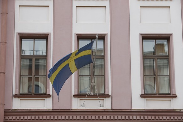 epa10653265 The Swedish flag flutters on Sweden&#039;s Consulate building in St. Petersburg, Russia, 25 May 2023. The Russian Foreign Ministry announced on 25 May that five Swedish diplomats have been ...