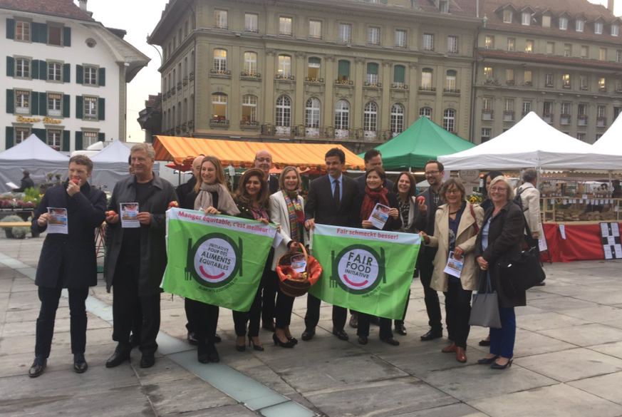 Die Grüne wirbt in Bern für die Fair-Food-Initiative.