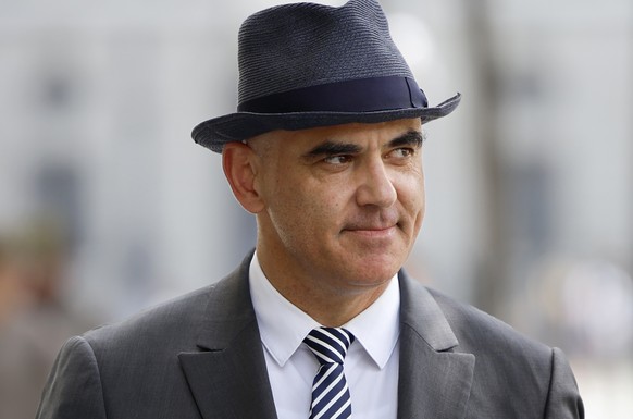 Bundespraesident Alain Berset auf dem Weg zu einer Medienkonferenz bei der er seinen Ruecktritt aus dem Bundesrat auf Ende Jahr erklaert, am Mittwoch, 21. Juni 2023 in Bern. (KEYSTONE/Peter Klaunzer)