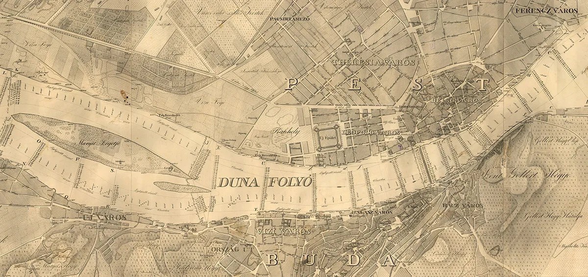 Carte de 1833. On reconnaît bien Buda (en bas) et Pest, qui ont fusionné en 1873 pour former Budapest.
https://commons.wikimedia.org/wiki/File:1833_map_of_Budapest_by_L%C3%A1szl%C3%B3_V%C3%B6r%C3%B6s. ...