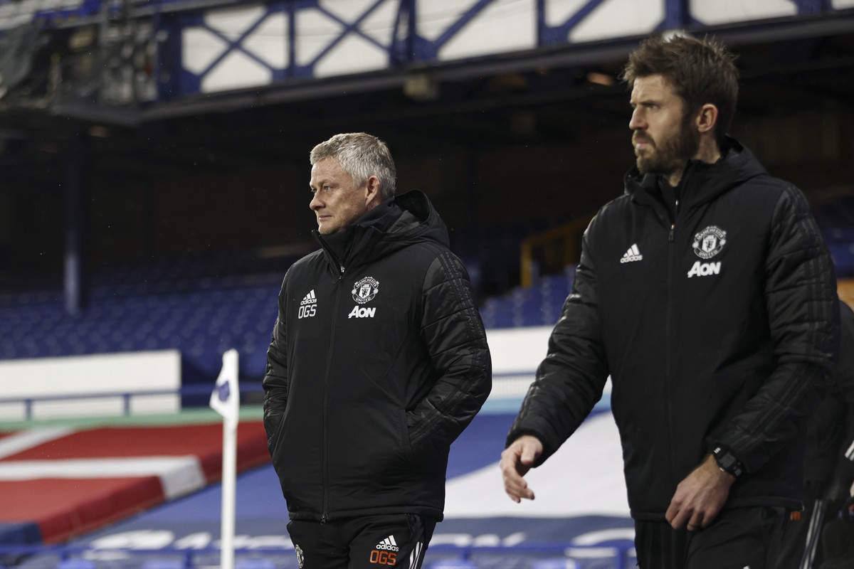 epa08901508 Manchester United's head coach Ole Gunnar Solskjaer (L) and Manchester United's assistant manager Michael Carrick (R) arrive for the Carabao Cup quarter final mach between Everto ...