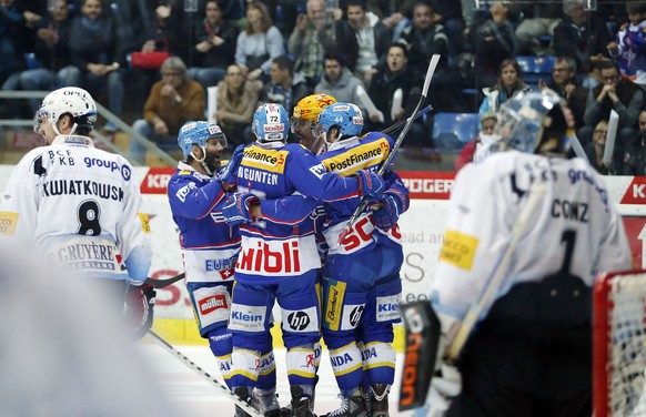 Kloten feiert das 1:0, das erste Playoff-Tor von Topskorer Peter Mueller.