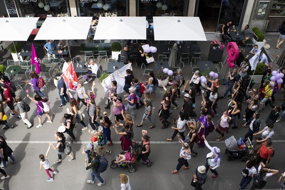 Eine Kundgebung zum nationalen Frauenstreik, am Freitag, 14. Juni 2019, in St. Gallen. (KEYSTONE/Gian Ehrenzeller)