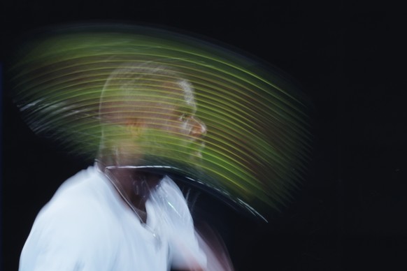 <p>Versucht er, Mücken zu vertreiben? Frances Tiafoe wedelt mit dem Racket vor dem Gesicht herum.</p>