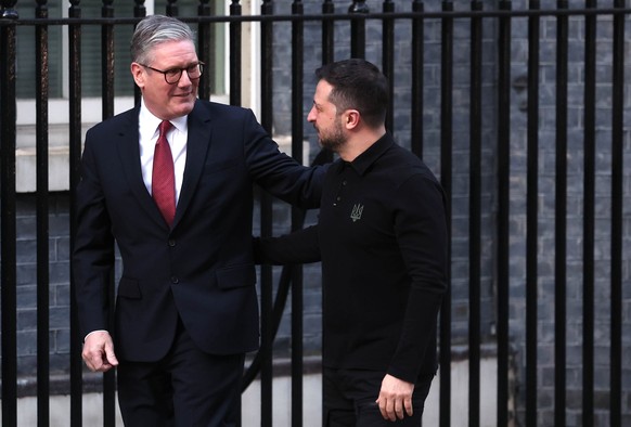 epa11932940 Britain&#039;s Prime Minister Keir Starmer (L) greets the President of Ukraine Volodymyr Zelensky (R) ahead of a bilateral meeting, outside 10 Downing Street in London, Britain, 01 March 2 ...