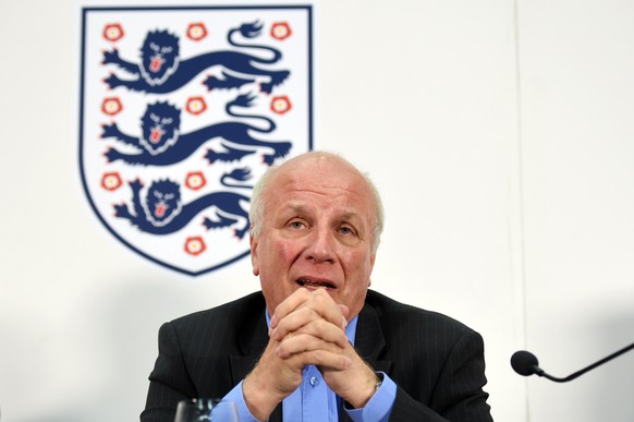 Greg Dyke hält an Hodgson fest.