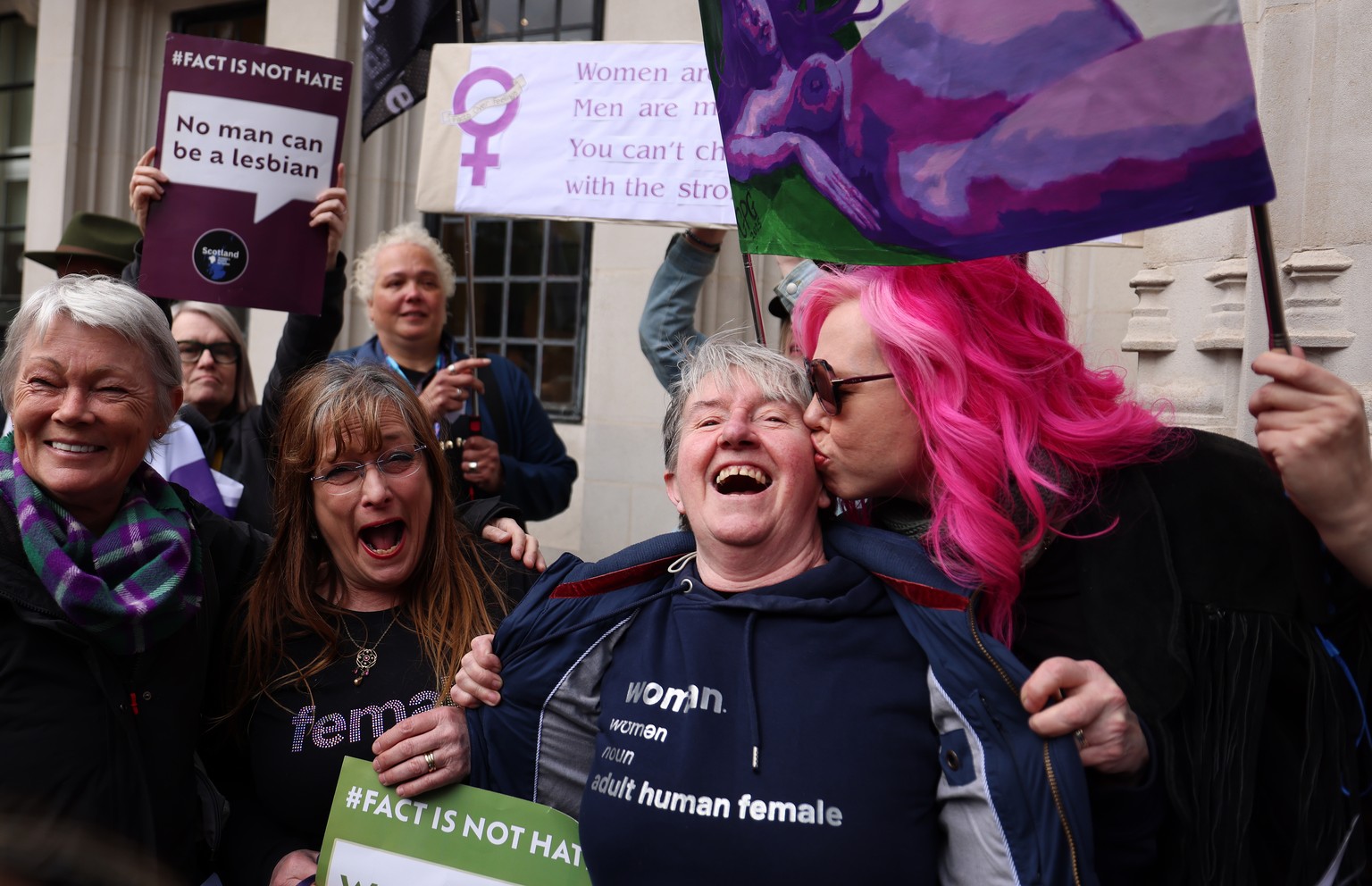 epaselect epa12034464 Women celebrate outside the Supreme Court in London, Britain, 16 April 2025, following its ruling that the definition of a woman is based on biological sex. EPA/ANDY RAIN