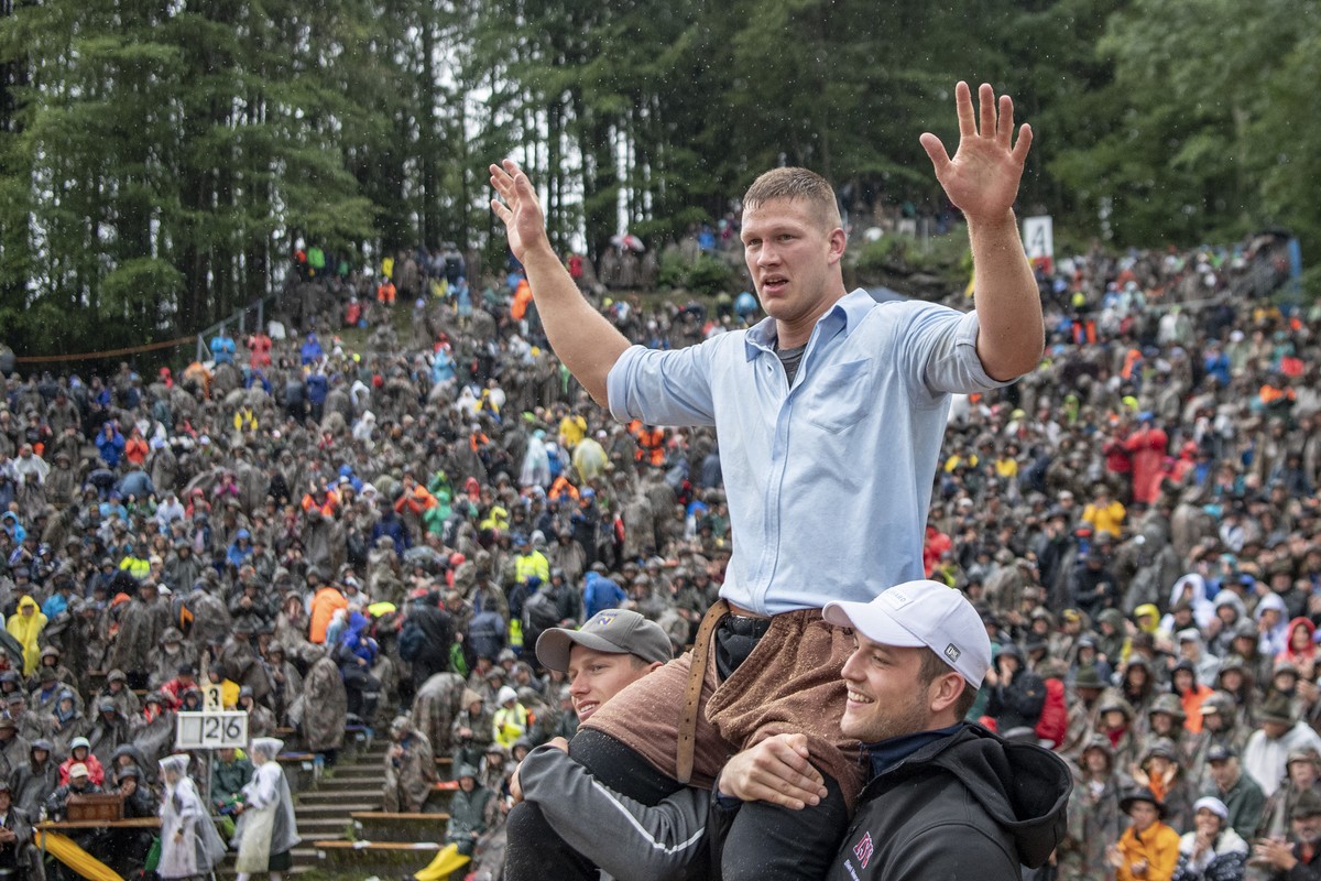 Pirmin Reichmuth feiert seinen Festsieg nach dem gestellten Schlussgang gegen Joel Wicki beim traditionellen Bruenig Schwinget vom Sonntag, 28. Juli 2019, auf dem Bruenig Pass. (KEYSTONE/Urs Flueeler)