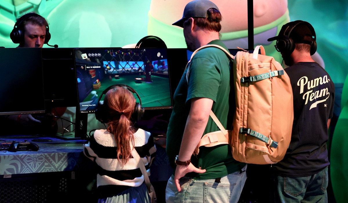 epa12312415 Gamers are seen at the Gamescom gaming convention in Cologne, Germany, 20 August 2025. According to the organizers, Gamescom 2025 has more than 1500 exhibitors from 72 countries and runs f ...