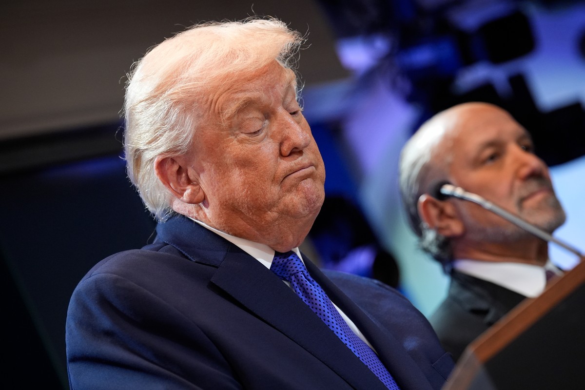epa12763416 US President Donald J. Trump, alongside Commerce Secretary Howard Lutnick (R), speaks about the Supreme Court's striking down of most of his tariffs during a press conference in the b ...