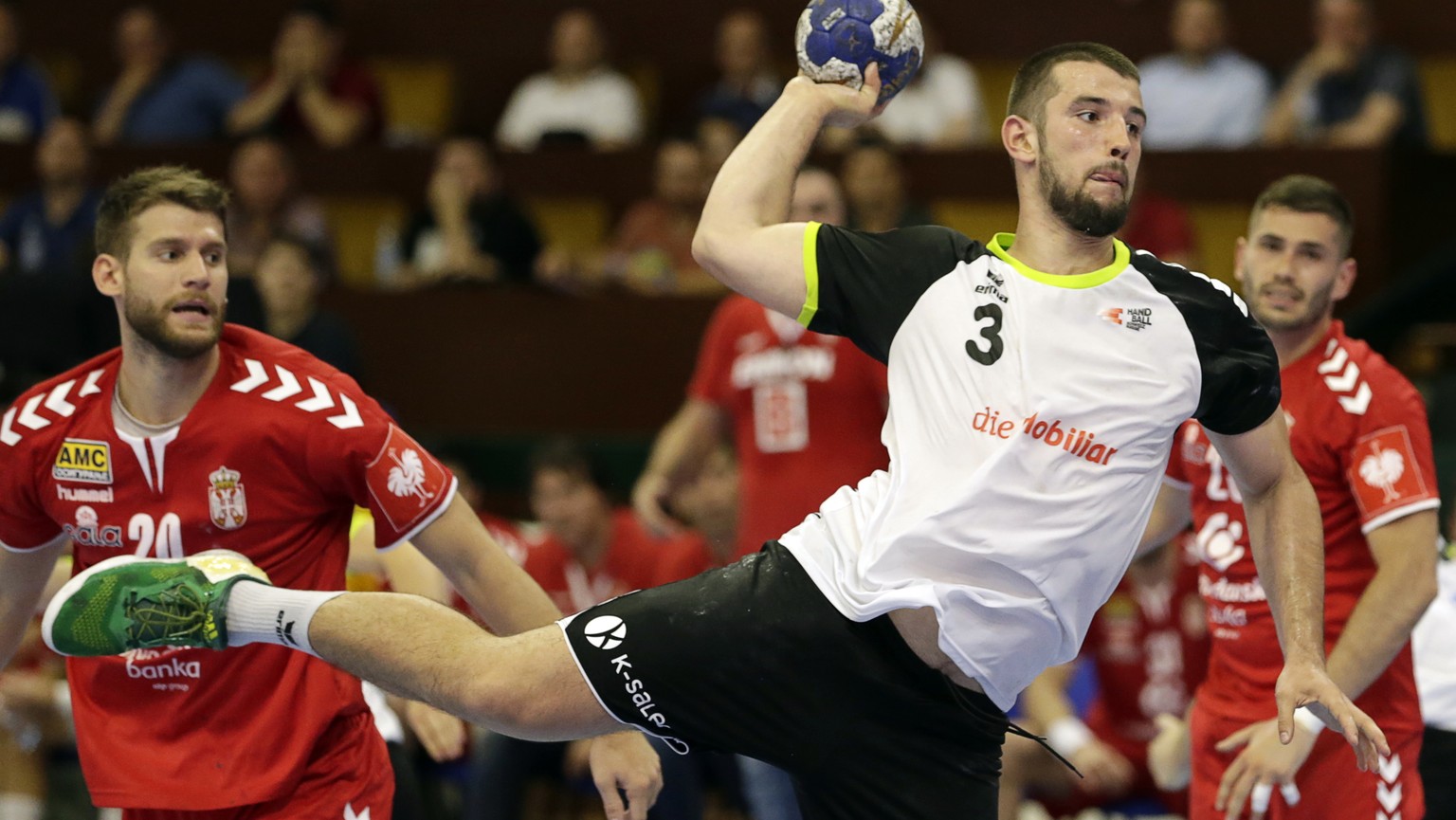 epa07652504 Switzerland&#039;s Lucas Meister (R) in action against Serbia&#039;s Ivan Mosic (L) during the Men&#039;s Handball European Championship 2020 qualification match between Serbia and Switzer ...