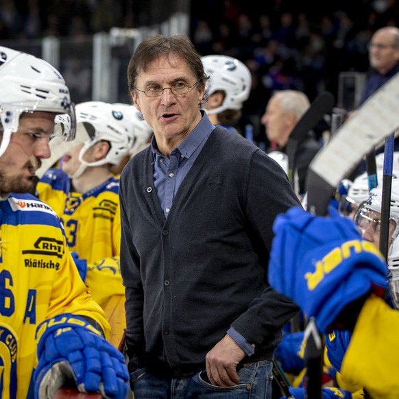 ARCHIVBILD ZUR VERPFLICHTUNG VON ARNO DEL CURTO ALS NEUER TRAINER DER ZSC LIONS, AM MONTAG, 14. JANUAR 2019 - HC Davos Cheftrainer Arno Del Curto waehrend dem Eishockey-Meisterschaftsspiel der Nationa ...