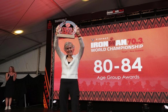 Cherie Gruenfeld hat den Ironman 2022 im Alter von 78 Jahren abgeschlossen und war damit eine Zeit lang Rekordhalterin als älteste Finisherin. Dafür wurde sie in die Hall of Fame aufgenommen. Mittlerw ...