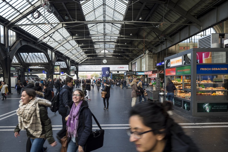 Eine leere Decke der Bahnhofshalle anstelle der mechanischen Fallblattanzeige umgeben von Reisenden am Hauptbahnhof in Zuerich aufgenommen am 19. Oktober 2015. Die mechanische Anzeigetafel wird in der ...