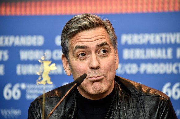 Denn er sei verwirrt, fährt Clooney fort: Er beschäftige sich die ganze Zeit mit solchen Dingen und dann komme jemand, und stelle eine&nbsp;solch eigenartige Frage.