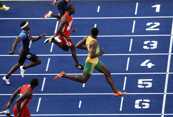 epa01825953 Jamaican Usain Bolt (front) and US Michael Rodgers compete in the 100m heat semi final at the 12th IAAF World Championships in Athletics, Berlin, Germany, 16 August 2009. EPA/JENS BUETTNER