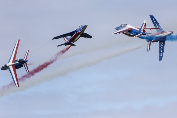 Die Alphajets der Patrouille de France zeigen ebenfalls ihre Formationen.
