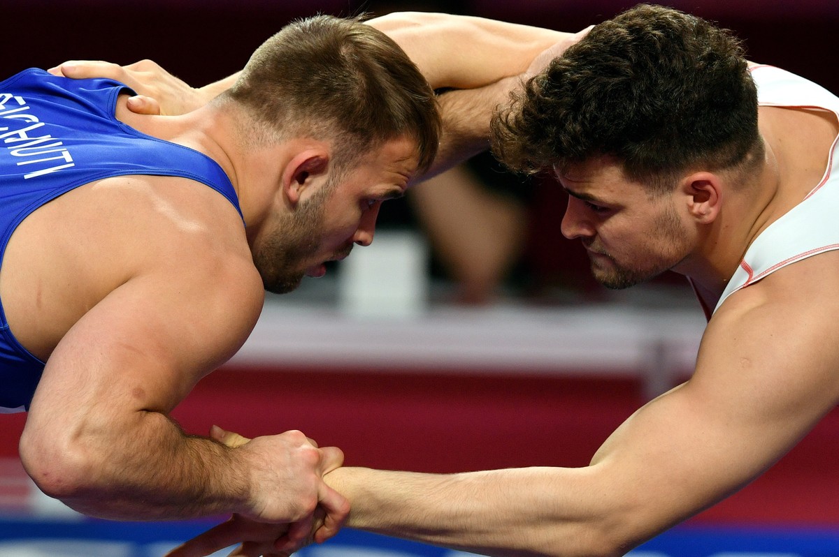 epa09147320 Osman Gocen (red) of Turkey and Stefan Reichmuth (blue) of Switzerland in action during the men's weight class up to 86 kg category at the European Wrestling Championships Freestyle i ...