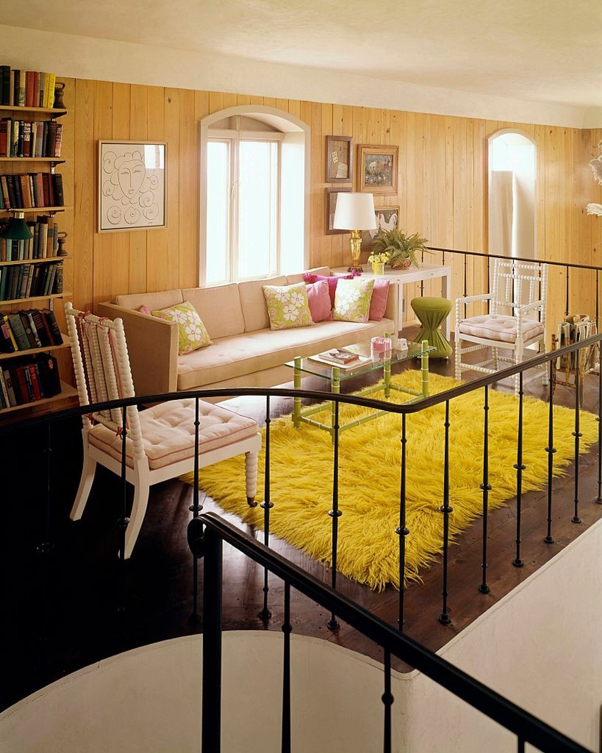 1. Juni 1968 - Summer at Home the Cool Serene Look - antiquarians-collectors-designers, Mr. and Mrs. Walter Dessauer's summer house in Water Mill, NY, by architect Richard Craig: the balcony, wit ...