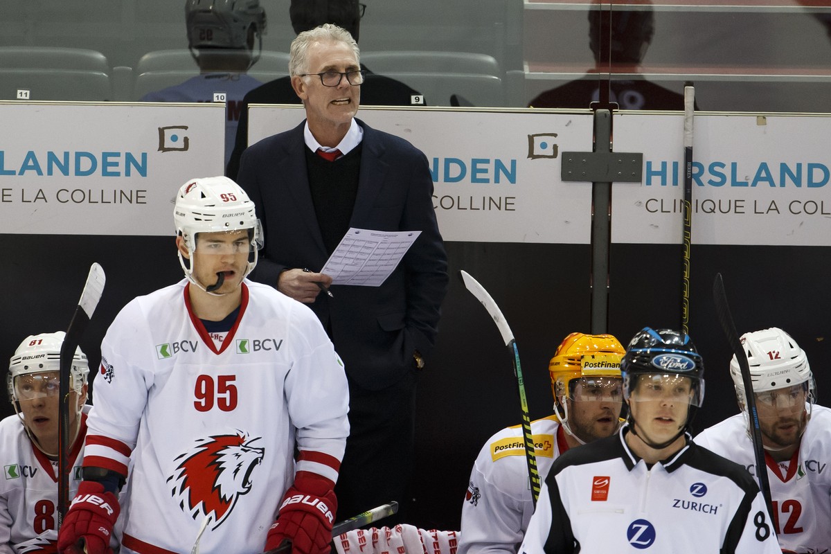 Lausanne's Head coach Craig McTavish reacts behind his players, during a National League regular season game of the Swiss Championship between Geneve-Servette HC and Lausanne HC behind closed doo ...