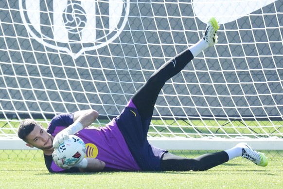 epa12242526 FC Barcelona&#039;s goalkeeper Joan Garcia in action during a team training session at Joan Gamper Sports City in Barcelona, Spain, 17 July 2025. EPA/Enric Fontcuberta