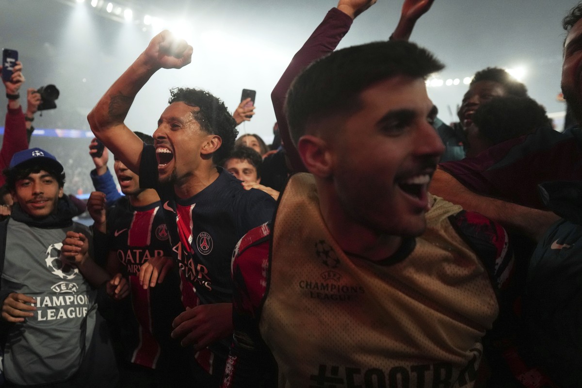 PSG players celebrate after the Champions League semifinal, second leg soccer match between Paris Saint-Germain and Arsenal at the Parc des Princes in Paris, Wednesday, May 7, 2025. (AP Photo/Thibault ...