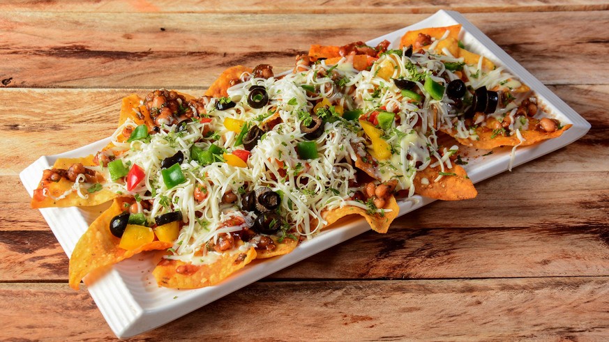 Cheesy Nachos tortilla chips käse guacamole barfood essen food kochen